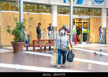 Menschen warten in Providencia Straßen in den Banken und Geschäften in den letzten Stunden vor der Ausgangssperre wegen Coronavirus-Krankheit COVID-19 zu betreten Stockfoto