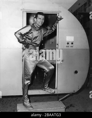 MICHAEL RENNIE im Kostüm als Klaatu auf Set Candid von Caravan Umkleidekabine während der Dreharbeiten zu DEM TAG, AN DEM DIE ERDE STAND NOCH 1951 Regisseur ROBERT WISE Story Harry Bates Twentieth Century Fox Stockfoto