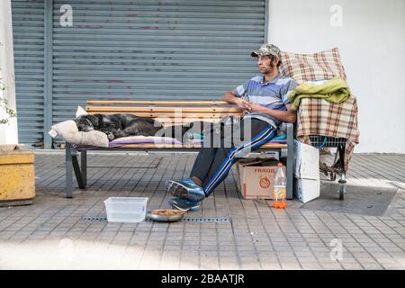 Santiago Chile 26. März 2020 echte Obdachlose in den Straßen von Providencia in den letzten Stunden vor der Sperrung des Coronavirus besorgt und verlassen Stockfoto