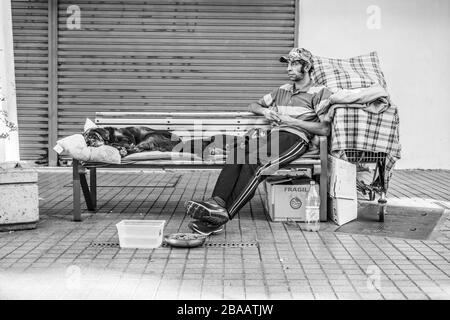 Santiago Chile 26. März 2020 echte Obdachlose in den Straßen von Providencia in den letzten Stunden vor der Sperrung des Coronavirus besorgt und verlassen Stockfoto