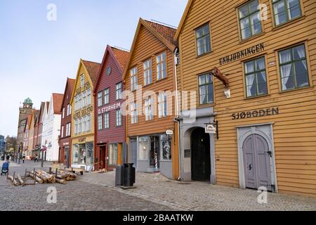 Bergen, Norwegen. Fassaden von Gebäuden in Bryggen - Hanseatische Wharf. Historische Gebäude gehören zum UNESCO-Weltkulturerbe. Stockfoto