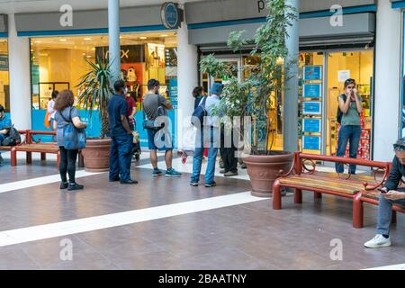 Menschen warten in Providencia Straßen in den Banken und Geschäften in den letzten Stunden vor der Ausgangssperre wegen Coronavirus-Krankheit COVID-19 zu betreten Stockfoto