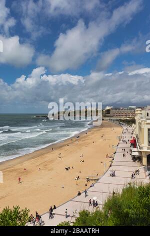 Die Grand Plage in Biarritz, Pyrénées-Atlantiques, Nouvelle-Aquitaine, Frankreich. Blick auf Pointe Saint-Martin und seinen Leuchtturm. Stockfoto