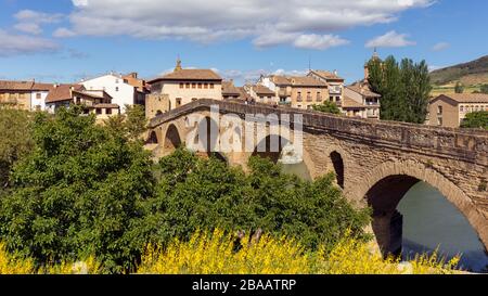 Puente de la Reina, Navarra, Spanien. Die Brücke der Romanik, nach der die Stadt benannt ist - Bridge of the Queen oder Queensbridge. Der Monarch ist verantwortlich Stockfoto