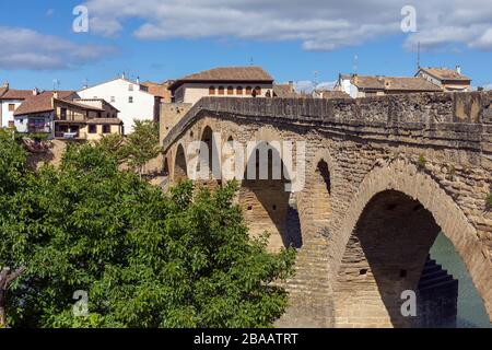 Puente de la Reina, Navarra, Spanien. Die Brücke der Romanik, nach der die Stadt benannt ist - Bridge of the Queen oder Queensbridge. Der Monarch ist verantwortlich Stockfoto