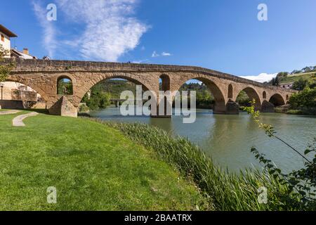 Puente de la Reina, Navarra, Spanien. Die Brücke der Romanik, nach der die Stadt benannt ist - Bridge of the Queen oder Queensbridge. Der Monarch ist verantwortlich Stockfoto