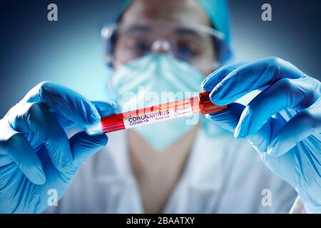 Chemiker Mit Blauen Schutzhandschuhen Hält Teströhrchen-Positives Analyseergebnis Stockfoto