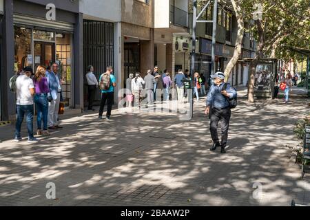 Menschen warten in Providencia Straßen in den Banken und Geschäften in den letzten Stunden vor der Ausgangssperre wegen Coronavirus-Krankheit COVID-19 zu betreten Stockfoto