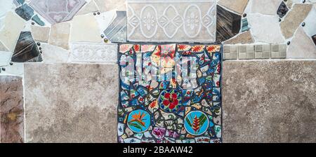 Mosaikfliesen in einfarbigen Farben und Blumenmustern Stockfoto