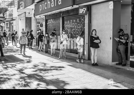 Menschen warten in Providencia Straßen in den Banken und Geschäften in den letzten Stunden vor der Ausgangssperre wegen Coronavirus-Krankheit COVID-19 zu betreten Stockfoto