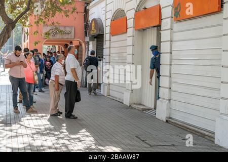 Menschen warten in Providencia Straßen in den Banken und Geschäften in den letzten Stunden vor der Ausgangssperre wegen Coronavirus-Krankheit COVID-19 zu betreten Stockfoto