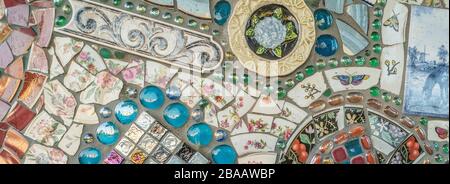 Mosaikfliesen mit Blumenmuster und glänzenden Steinen Stockfoto