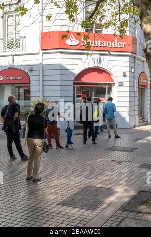 Menschen warten in Providencia Straßen in den Banken und Geschäften in den letzten Stunden vor der Ausgangssperre wegen Coronavirus-Krankheit COVID-19 zu betreten Stockfoto