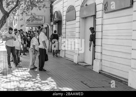 Menschen warten in Providencia Straßen in den Banken und Geschäften in den letzten Stunden vor der Ausgangssperre wegen Coronavirus-Krankheit COVID-19 zu betreten Stockfoto