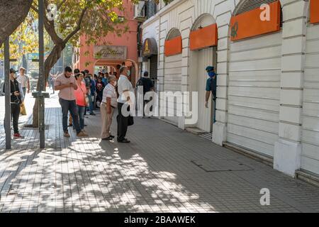 Menschen warten in Providencia Straßen in den Banken und Geschäften in den letzten Stunden vor der Ausgangssperre wegen Coronavirus-Krankheit COVID-19 zu betreten Stockfoto