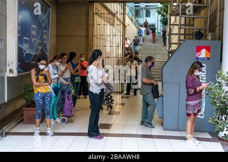 Menschen warten in Providencia Straßen in den Banken und Geschäften in den letzten Stunden vor der Ausgangssperre wegen Coronavirus-Krankheit COVID-19 zu betreten Stockfoto