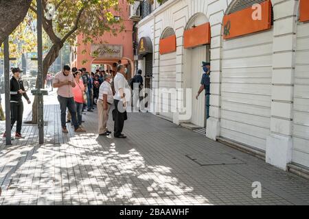 Menschen warten in Providencia Straßen in den Banken und Geschäften in den letzten Stunden vor der Ausgangssperre wegen Coronavirus-Krankheit COVID-19 zu betreten Stockfoto