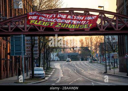 Großes Banner fordert die Menschen auf, zu Hause zu bleiben, fordert Solidarität, Altendorfer Straße, Veranstaltungen der Coronavirus Pandemie in Deutschland, Essen Stockfoto