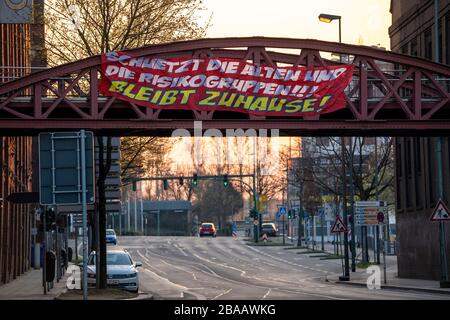 Großes Banner fordert die Menschen auf, zu Hause zu bleiben, fordert Solidarität, Altendorfer Straße, Veranstaltungen der Coronavirus Pandemie in Deutschland, Essen Stockfoto