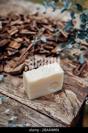Verschiedene handgefertigte Naturseifen auf einem Vintage-Holztisch mit Dekoration Stockfoto