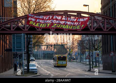 Großes Banner fordert die Menschen auf, zu Hause zu bleiben, fordert Solidarität, Altendorfer Straße, Veranstaltungen der Coronavirus Pandemie in Deutschland, Essen Stockfoto