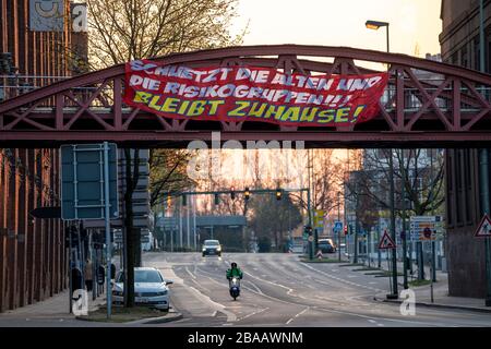 Großes Banner fordert die Menschen auf, zu Hause zu bleiben, fordert Solidarität, Altendorfer Straße, Veranstaltungen der Coronavirus Pandemie in Deutschland, Essen Stockfoto