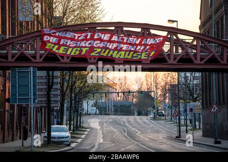 Großes Banner fordert die Menschen auf, zu Hause zu bleiben, fordert Solidarität, Altendorfer Straße, Veranstaltungen der Coronavirus Pandemie in Deutschland, Essen Stockfoto