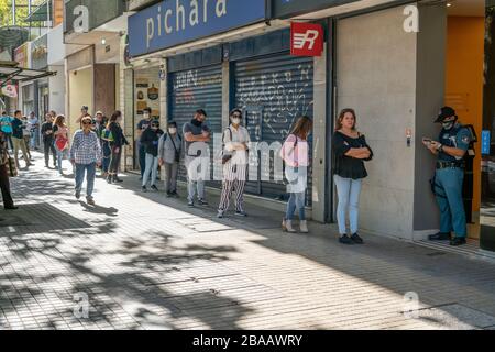 Menschen warten in Providencia Straßen in den Banken und Geschäften in den letzten Stunden vor der Ausgangssperre wegen Coronavirus-Krankheit COVID-19 zu betreten Stockfoto