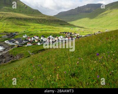 Faröer Inseln, Eysturoy, Gjogv. Blick über die Stadt von den hängen der Berge rund um den Gjogv. Panoramablick auf dieses idyllische Dorf. Stockfoto