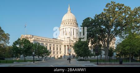 Blick auf die Straße und den Eingang zum Wisconsin State Capitol, Madison, Dane County, Wisconsin, USA Stockfoto
