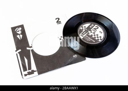 Eine 45-U/min-Schallplatte von Selecter und Original Sleeve, isoliert auf weißem Hintergrund Stockfoto