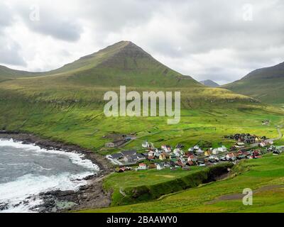 Faröer Inseln, Eysturoy, Gjogv. Blick über die Stadt von den hängen der Berge rund um den Gjogv. Panoramablick auf dieses idyllische Dorf. Stockfoto