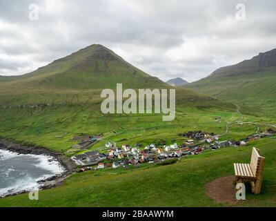 Faröer Inseln, Eysturoy, Gjogv. Blick über die Stadt von den hängen der Berge rund um den Gjogv. Panoramablick auf dieses idyllische Dorf. Stockfoto