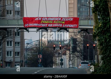 Großes Banner fordert, zu Hause zu bleiben, ruft zur Solidarität auf, Alfredstraße, B224, Auswirkungen der Coronavirus-Pandemie in Deutschland, Essen Stockfoto