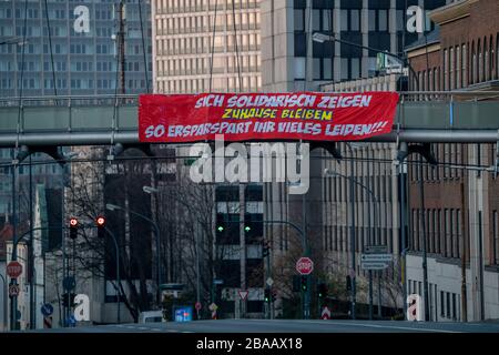 Großes Banner fordert, zu Hause zu bleiben, ruft zur Solidarität auf, Alfredstraße, B224, Auswirkungen der Coronavirus-Pandemie in Deutschland, Essen Stockfoto