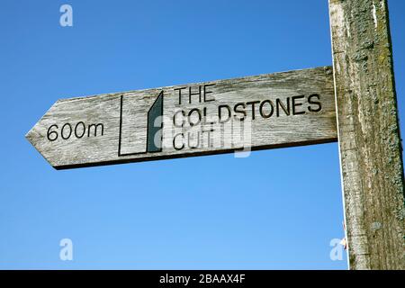 Das Schild, das den Weg zum Aussichtspunkt Cold Stones Cut am Greenhow Hill in Nidderdale zeigt, wurde wegen der Coronavirus Lock Down 26/03/20 geschlossen Stockfoto