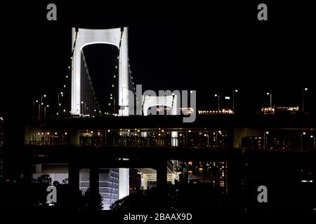 Schön beleuchtete Brücke nachts in Tokio Stockfoto