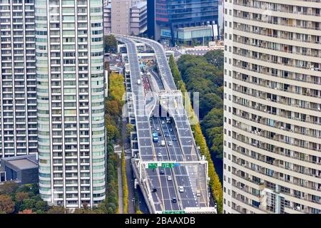 Autobahnkreuzung zwischen Wolkenkratzern in Tokio Stockfoto