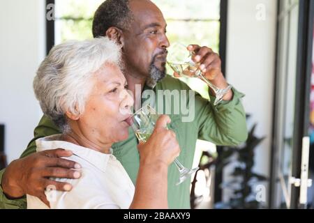 Älteres afroamerikanisches Paar trinkt Champagner Stockfoto