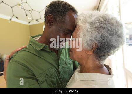 Älteres afroamerikanisches Paar kuschelnd Stockfoto