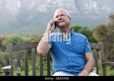 Kaukasischer Senior verwendet Smartphone zu Hause Stockfoto