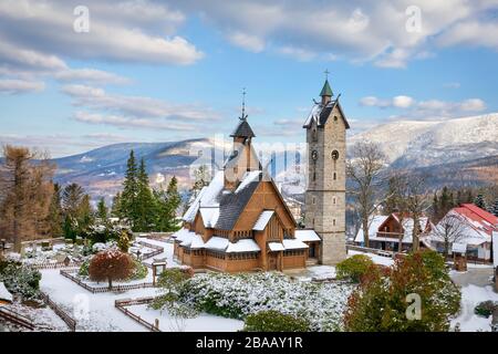 Karpacz, Polen. Winterblick auf die Wang-Kirche (Kosciol Wang) - Kirche aus dem 12. Jahrhundert, die ähnlich wie Wikingerlongsschiffe gebaut wurde und an diesen Ort verlegt wurde Stockfoto