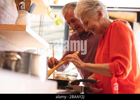 Kaukasisches Senioren-Paar kocht zu Hause zusammen Stockfoto