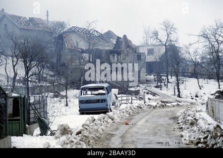 26. Januar 1994 während des Krieges in Zentralbosnien: Häuser, die noch schwelen, nachdem das bosnisch-muslimische Dorf hier zwei Tage zuvor von HVO-Truppen eingenommen worden war. Stockfoto