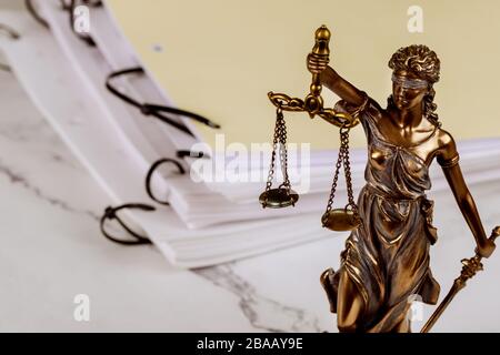 Justizstatue mit stehenden Dokumentordnern, Verwaltungsarbeitsplatz Stockfoto