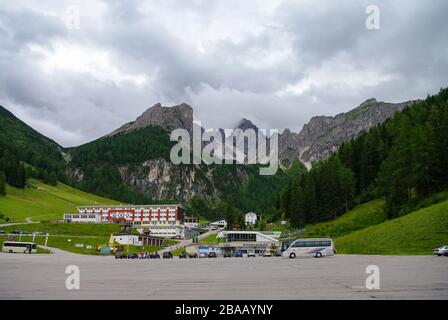 INNSBRUCK, ÖSTERREICH - 17. August 2010: Sommerblick auf Olympia-Skigebiet und Standseilbahn von Axamer Lizum, Tyrol, Österreich Stockfoto