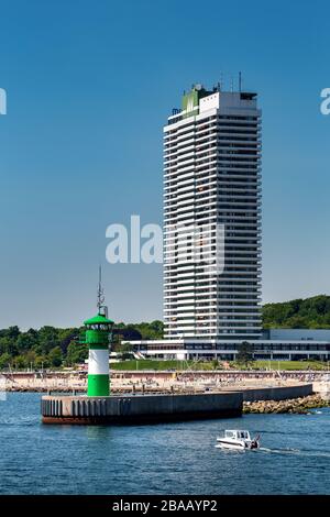 Wolkenkratzer und Leuchtturm an der Hafeneinfahrt von travemünde an der ostsee Stockfoto