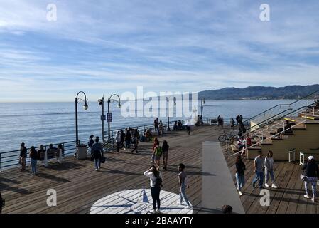 SANTA MONICA, CA/USA - 30. JANUAR 2020: Blick vom Ende des Santa Monica Pier über den Pazifischen Ozean Stockfoto