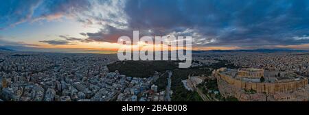 Luftbild der Akropolis von Athen, Athena-Tempel Nike, Parthenon, Hekatompedon-Tempel, Heiligtum des Zeus Polieus, Odeon des Herodes Atticus Stockfoto