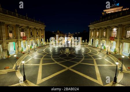 Piazza del Campidoglio, oben auf dem Kapitolinischen Hügel, mit der Fassade des Palazzo Senatorio und der Nachbildung des Reiterstandbildes von M. Aurelius Stockfoto